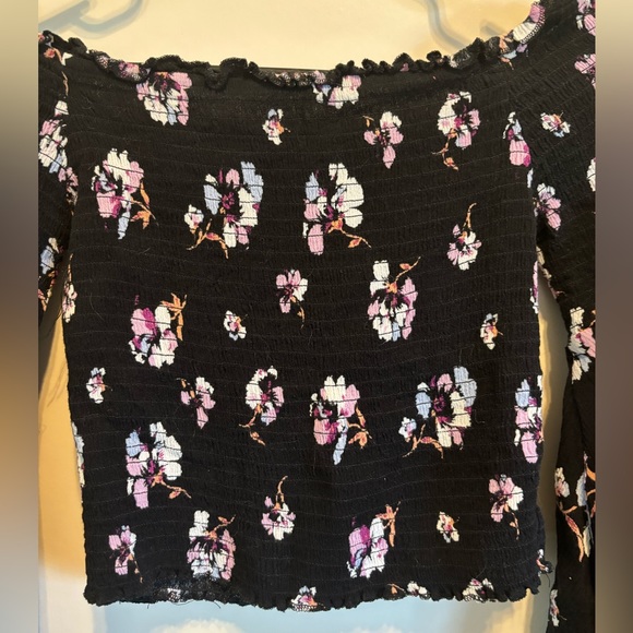 Black & Floral Off the Shoulder Cropped shirt - Picture 2 of 3